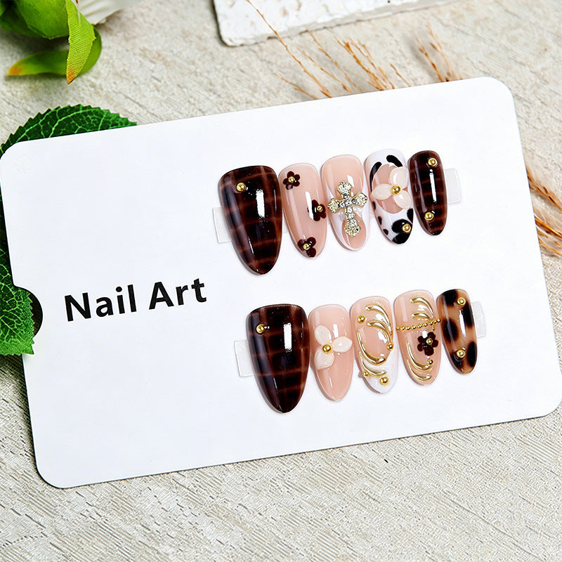 Kunstnägel Set mit eleganten Goldakzenten und floralen Verzierungen Karnz