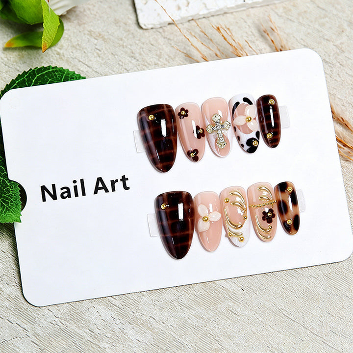 Kunstnägel Set mit eleganten Goldakzenten und floralen Verzierungen Karnz