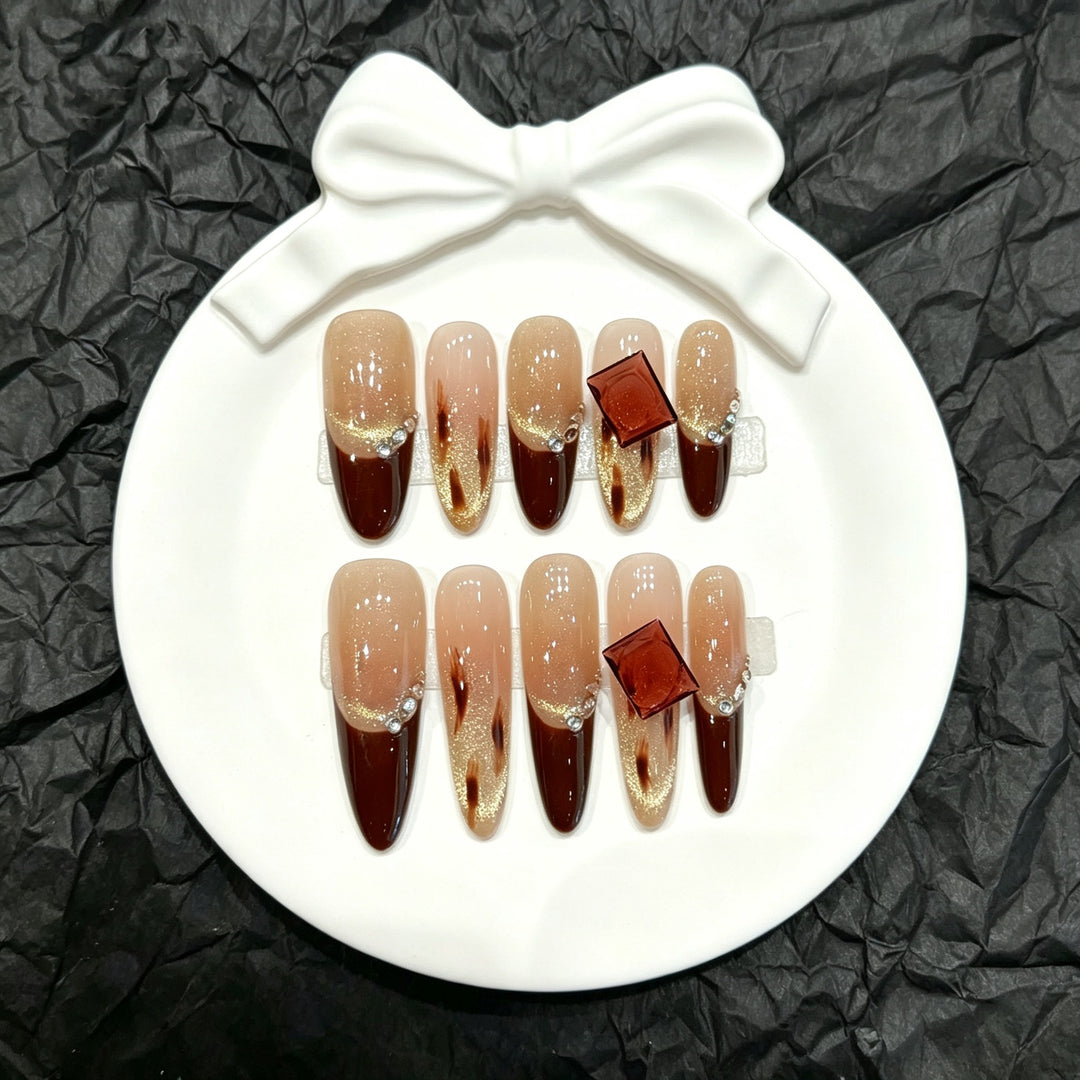 Dekoratives Press-On Nagelkunstset mit künstlerischem Ombre-Design