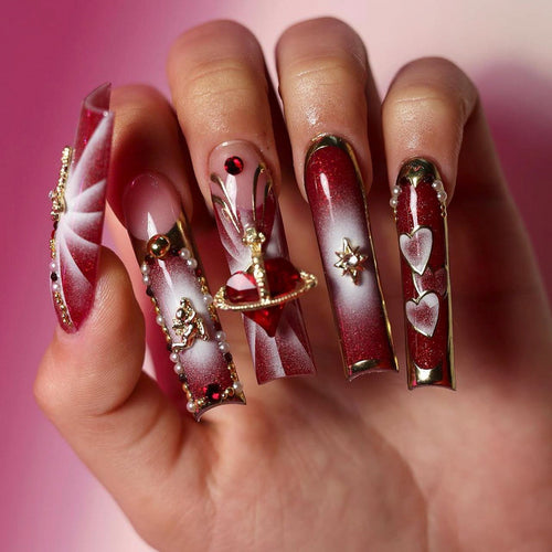 Kunstvolle Nagelkunst mit Glitzer- und Herzmotiven Karnz