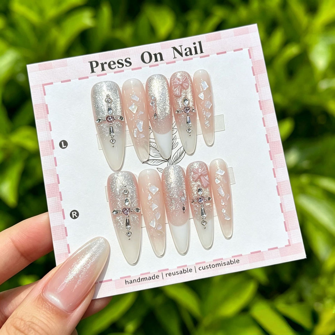 Wiederverwendbares Press-On Nagelkunstset mit floralen Akzenten