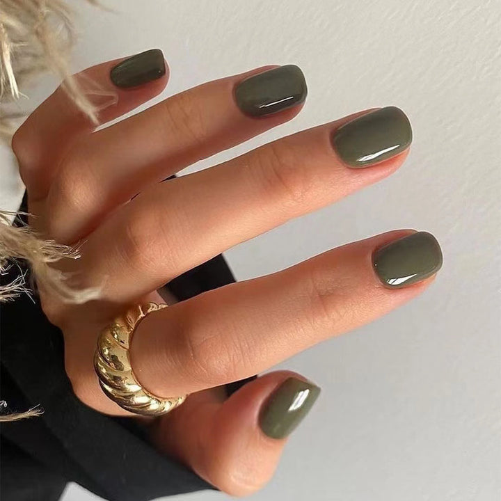 Elegante Nagelkunst mit Glanzfinish Karnz