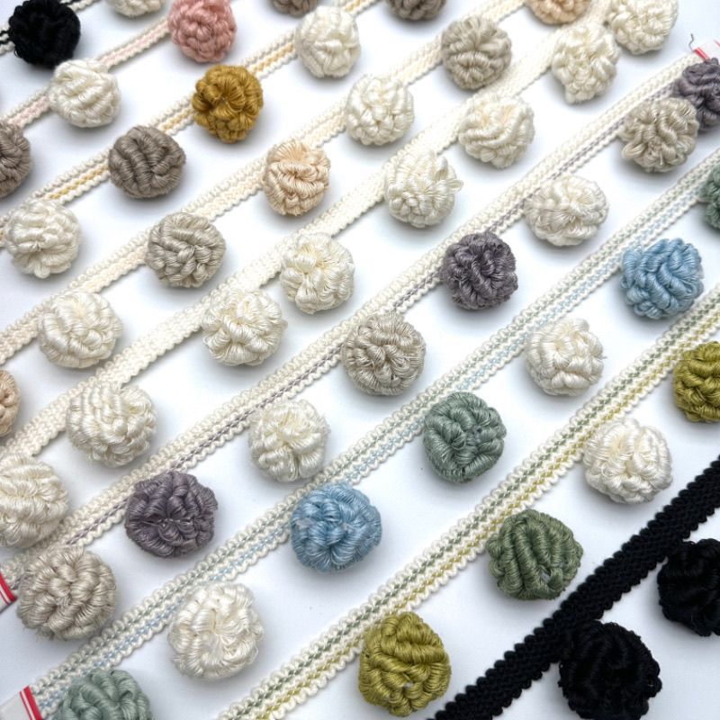 Dekorative Bordüre mit Pompons Karnz