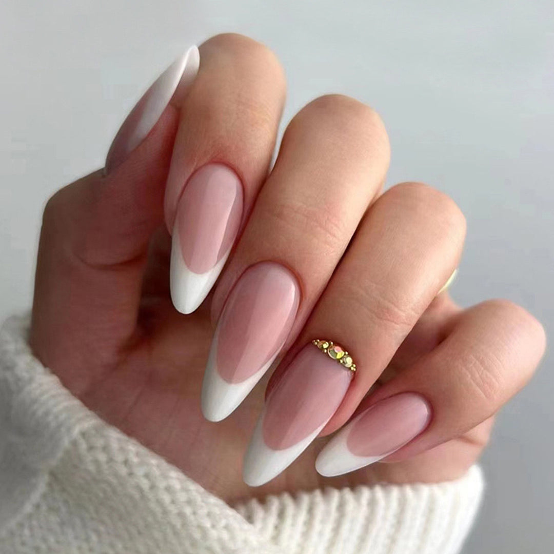 Elegante Kunstnägel mit stilvollem French Design und Glitzerakzenten Karnz