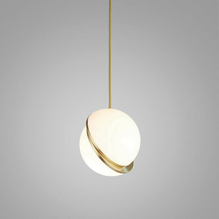 Moderner minimalistischer Pendelleuchte mit eleganten goldenen Akzenten
