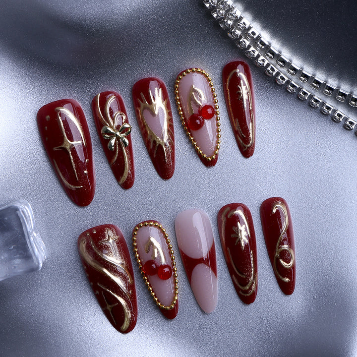 Kunstnägel mit Elegantem Gold-Design Karnz