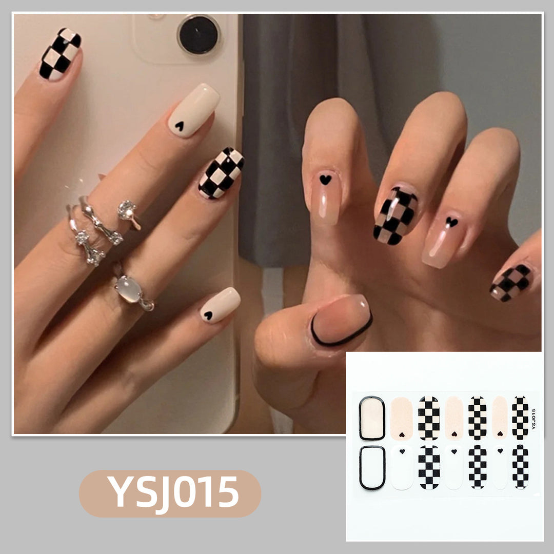 Kunstvolle Nagelverzierung mit Glitzerdetails Karnz