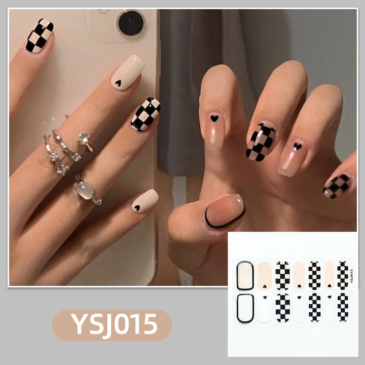 Kunstvolle Nagelverzierung mit Glitzerdetails Karnz
