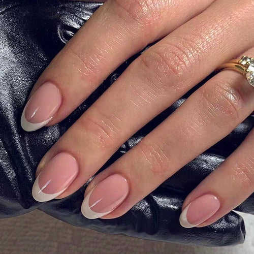 Kunstnagelset im eleganten French-Style Karnz