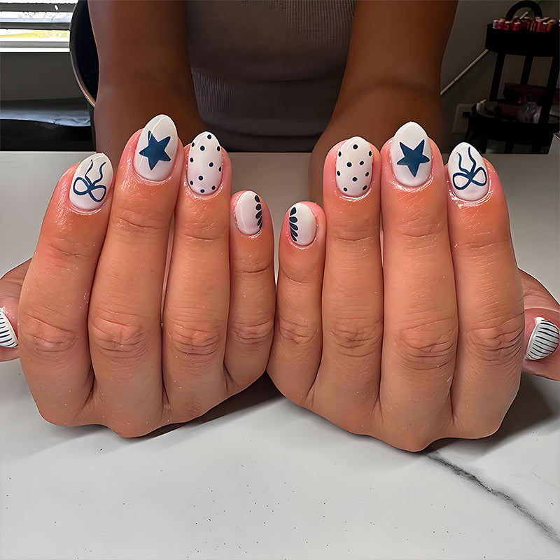 Kunstnagelset mit modernen grafischen Mustern und stilvollen Akzenten Karnz