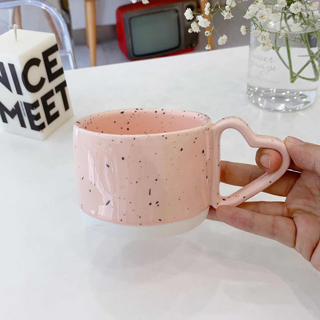 Großvolumiger Keramikbecher mit herzförmigem Griff und punktierter Glasur