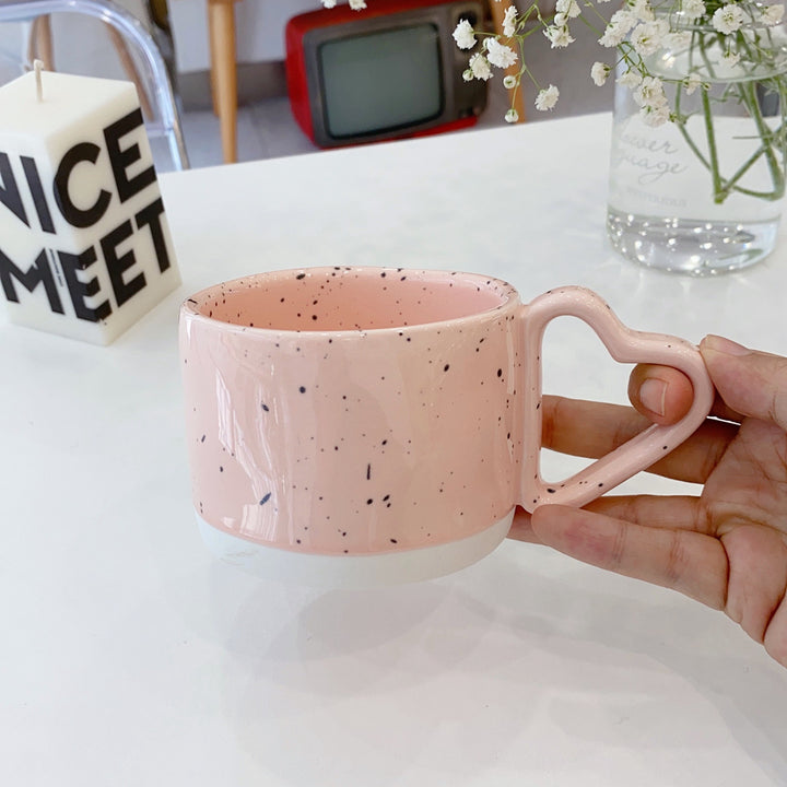 Großvolumiger Keramikbecher mit herzförmigem Griff und punktierter Glasur