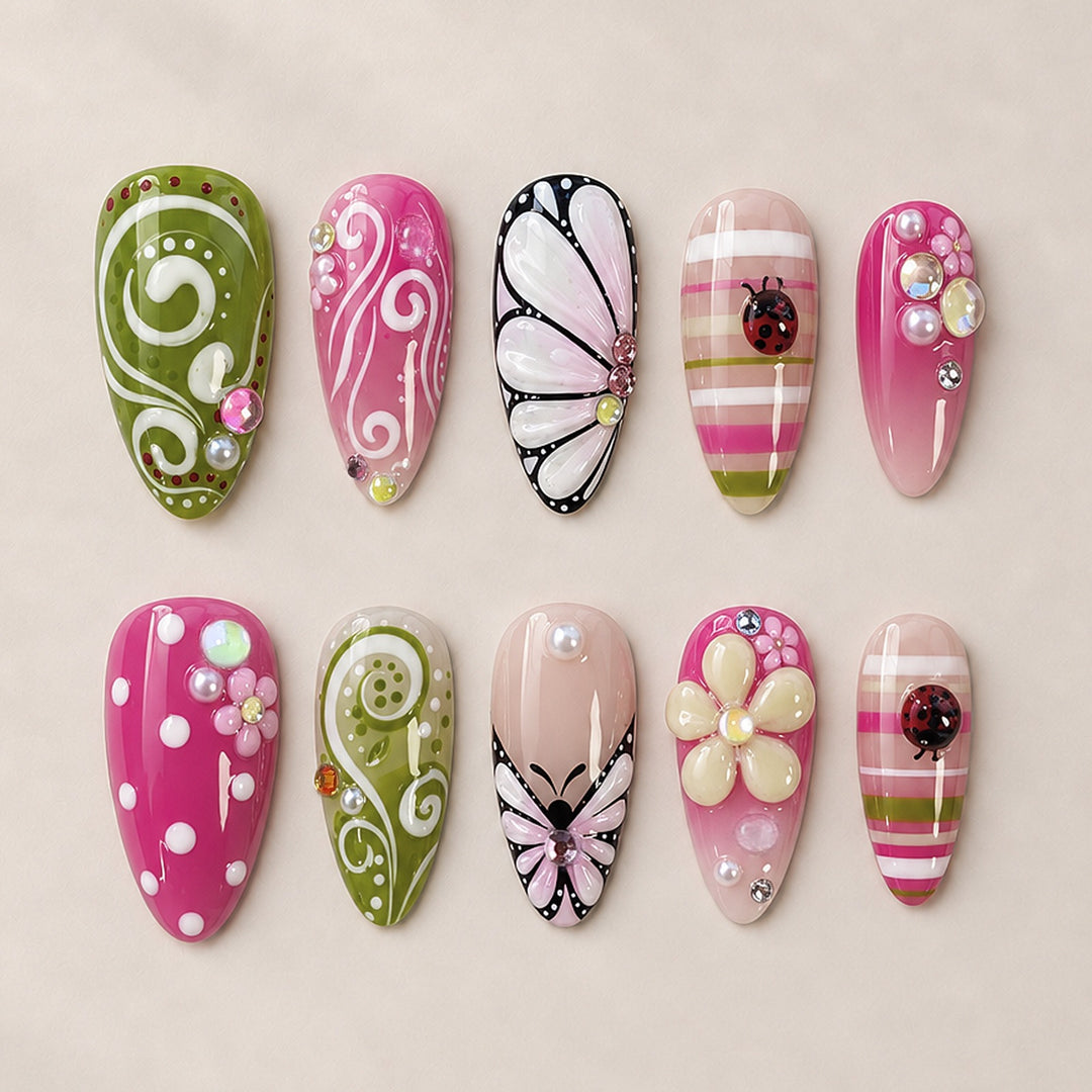 Kunstnagelset mit verspielten Blumen- und Glitzermotiven Karnz