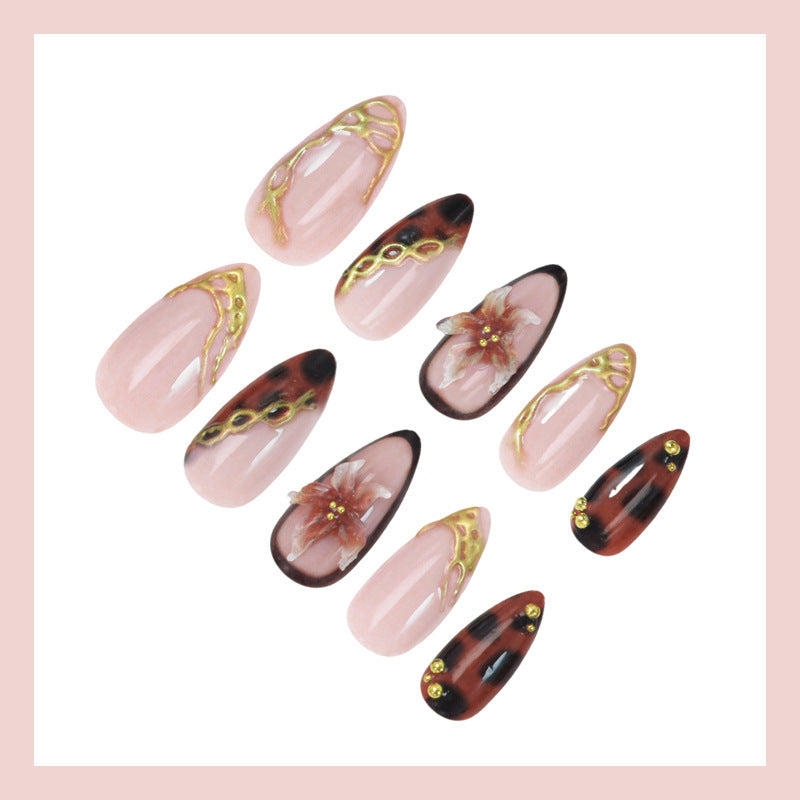 Kunstnagelset mit eleganten floralen Akzenten und glitzerndem Design Karnz