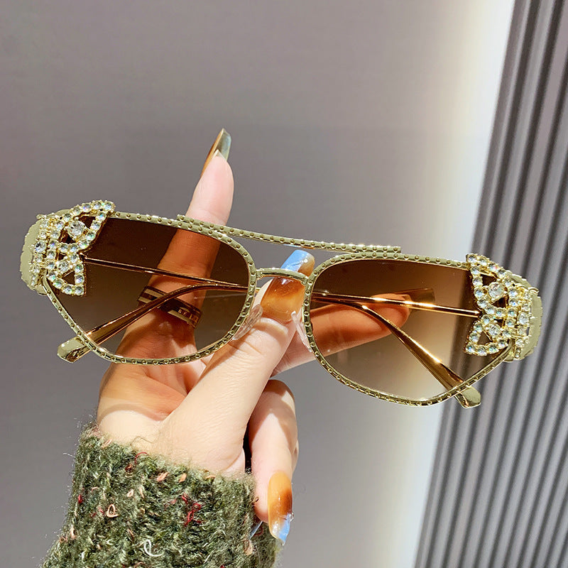 Damen Luxus Sonnenbrille mit elegantem Schmetterlings-Detail Karnz