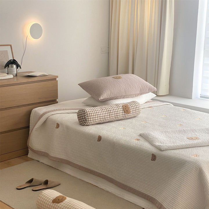 Gepolstertes Steppbett-Set mit gestickten Bärenapplikationen und Nackenrolle