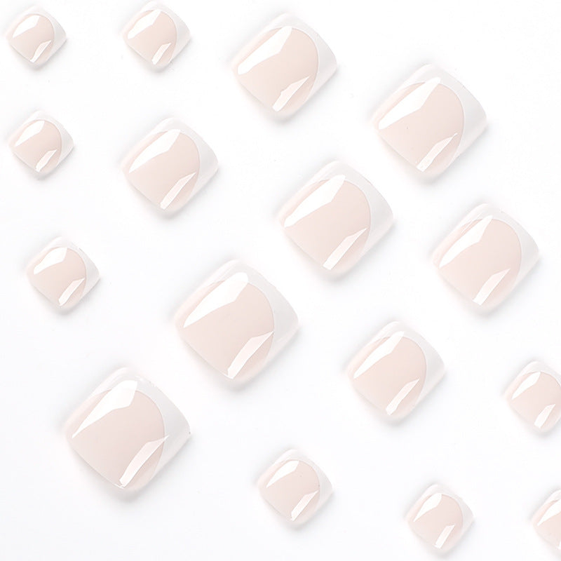 Kunstvolle  Fußnagelkunst mit elegantem French-Tip Karnz