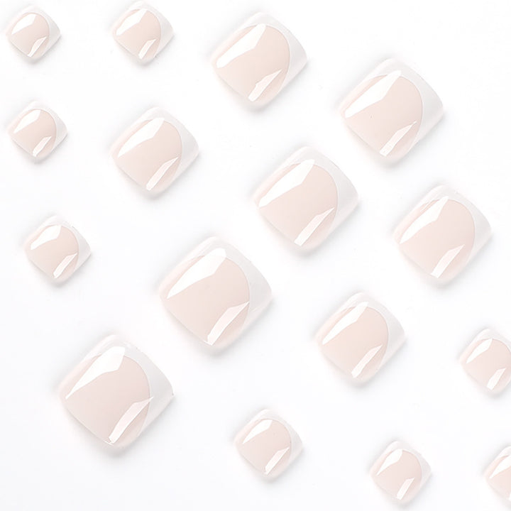 Kunstvolle  Fußnagelkunst mit elegantem French-Tip Karnz