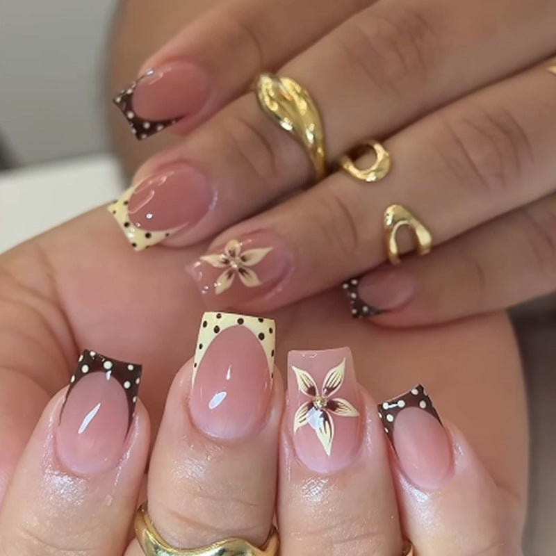 Kunstnägel mit trendigen Designs Karnz