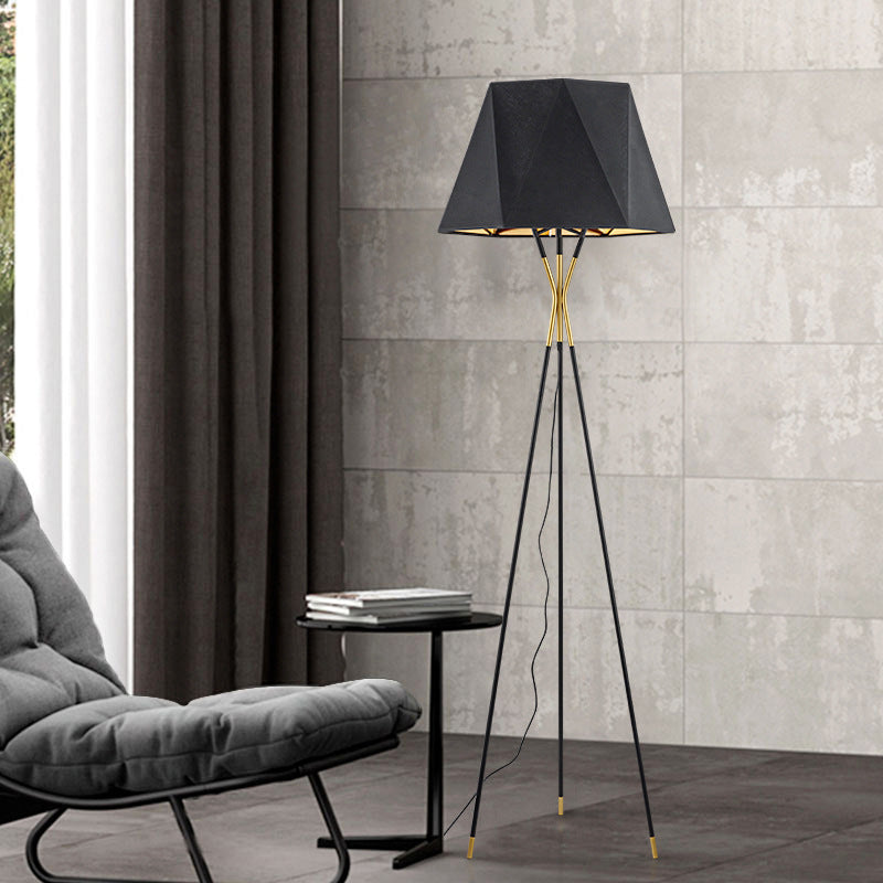 Moderne geometrische Stehlampe mit Dreibeinbasis
