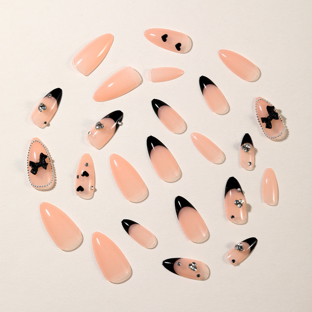 Elegante Stiletto Nagelkunstverlängerungen mit Kristallakzenten Karnz