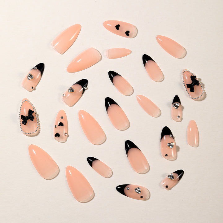 Elegante Stiletto Nagelkunstverlängerungen mit Kristallakzenten Karnz