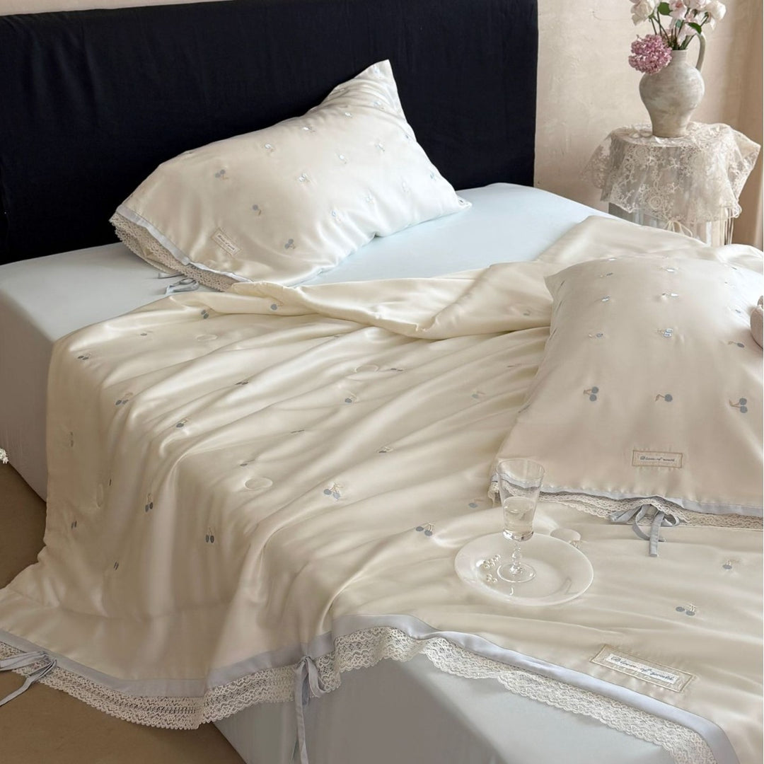 Luxuriöses Baumwollsatin-Bettwäscheset mit Kirsch‑Print, Spitzenbordüre und Volant