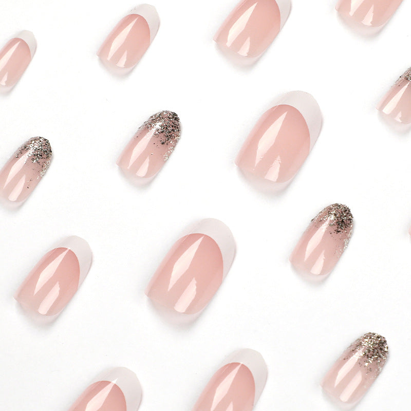 Elegante und kunstvoll gestaltete Nagelverlängerungen Karnz