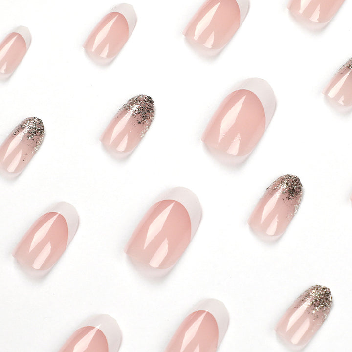 Elegante und kunstvoll gestaltete Nagelverlängerungen Karnz