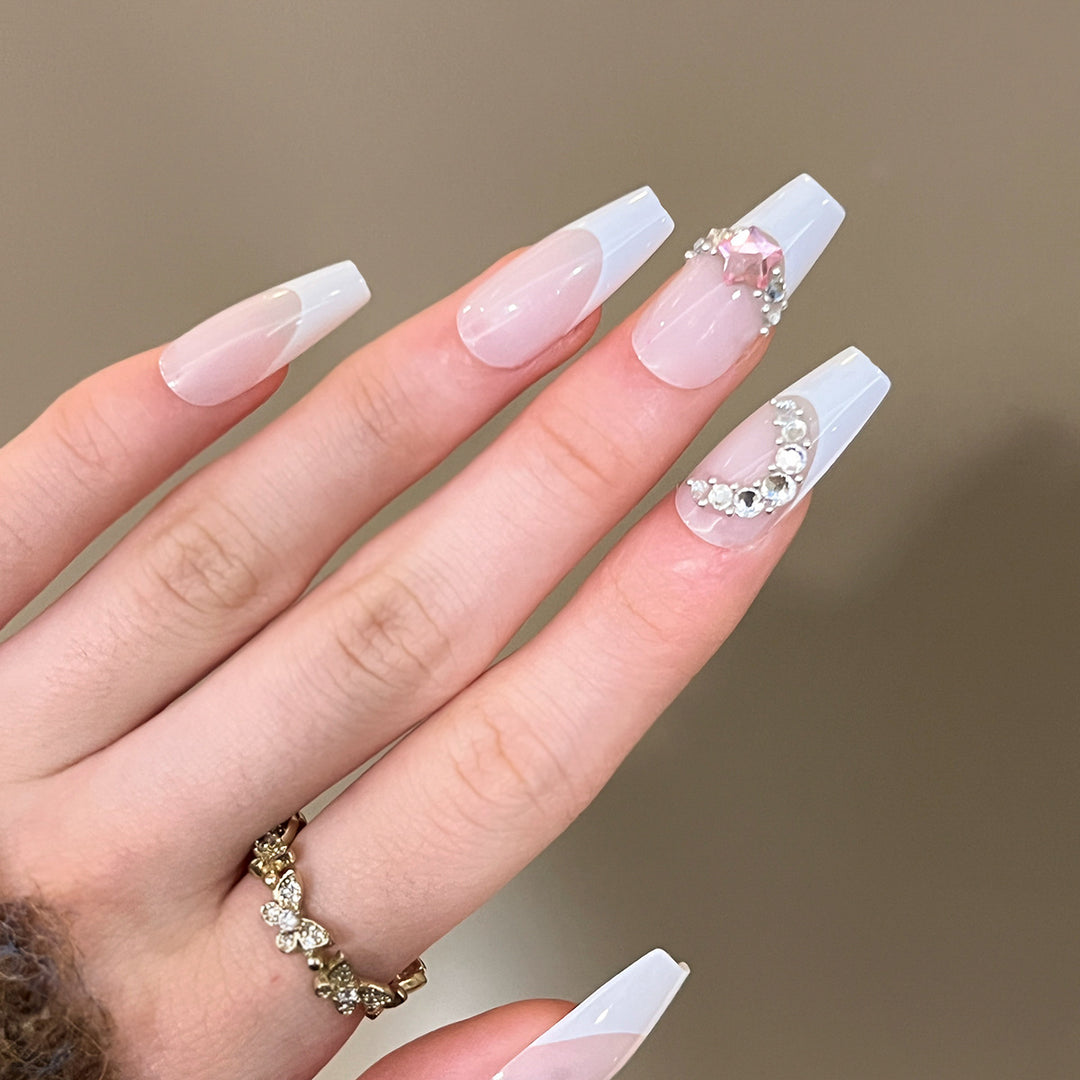 Elegante Kunstnägel mit Glitzer-Akzenten Karnz