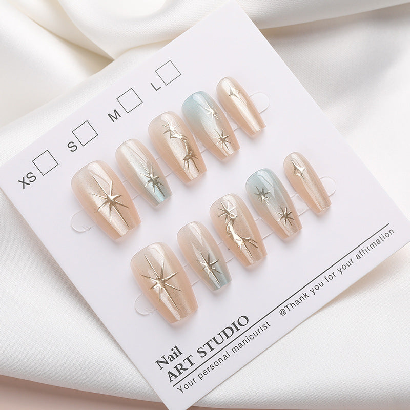 Künstlerisches Press-On-Nageldesign Karnz