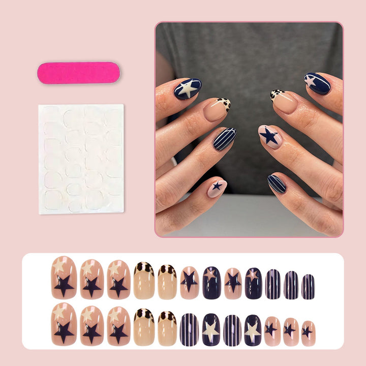 Kunstnagelset mit zarten Rosenakzenten Karnz