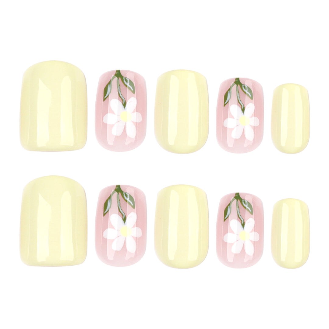 Kunstvolle Nagelverlängerungen mit eleganten Blumen-Design Karnz