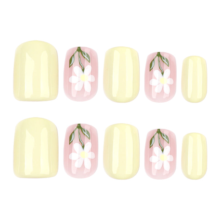 Kunstvolle Nagelverlängerungen mit eleganten Blumen-Design Karnz