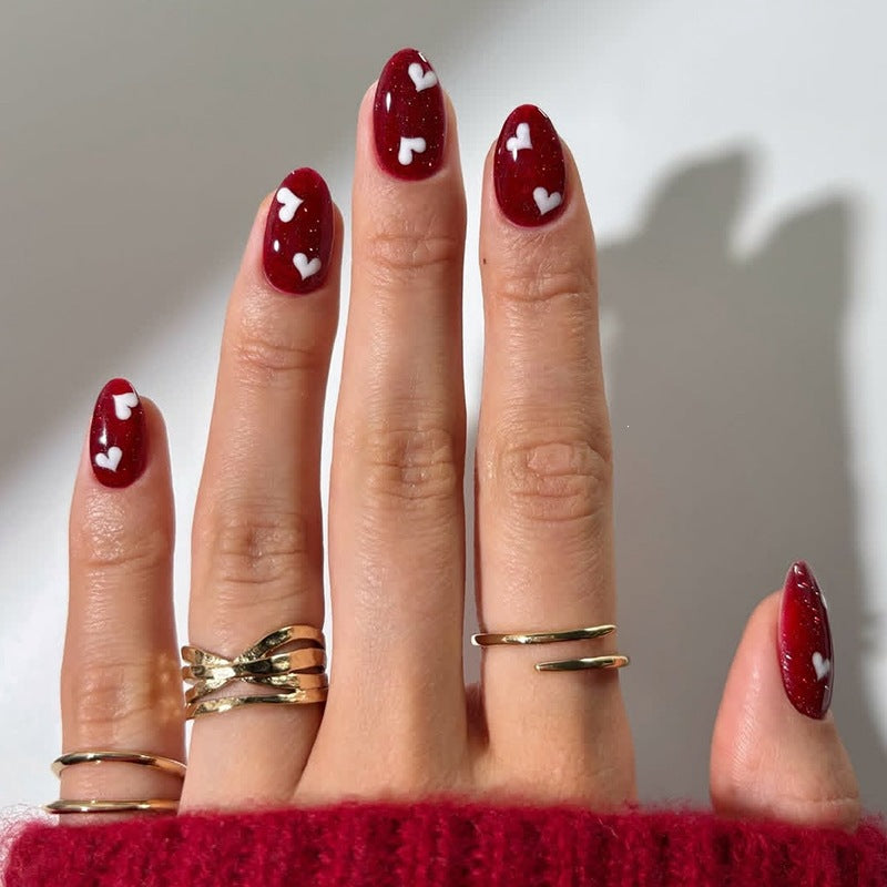Kunstnagelset mit romantischen Herzmotiven Karnz