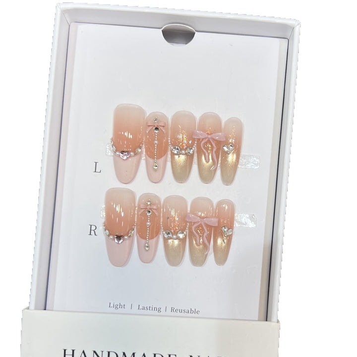 Dekorativer Stiletto Press-On-Nagelkunstset mit eleganten Bändern und Juwelen Karnz