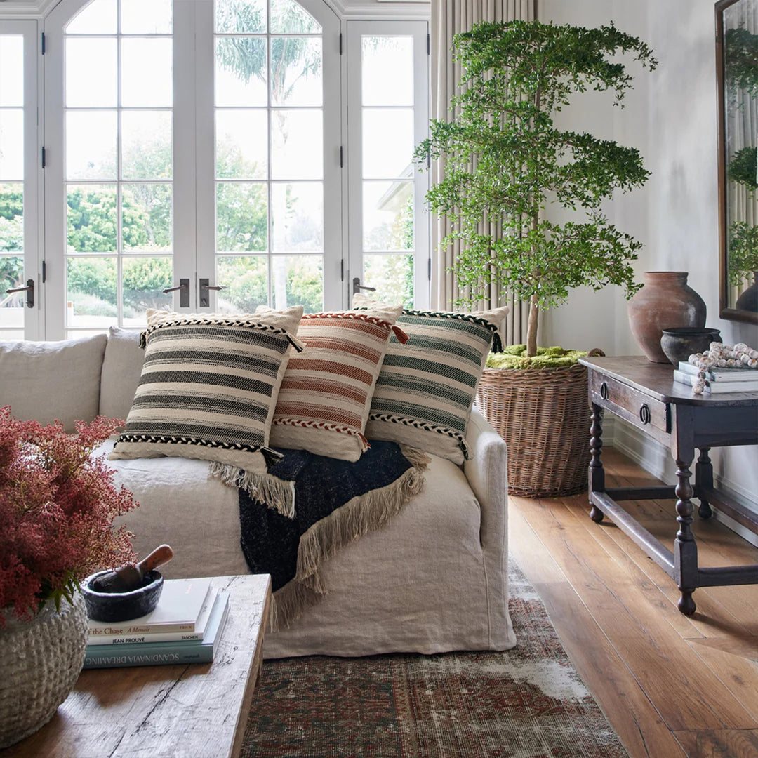 Rechteckiges Boho-Lumbar-Kissen mit geflochtenen Bändern und Quasten