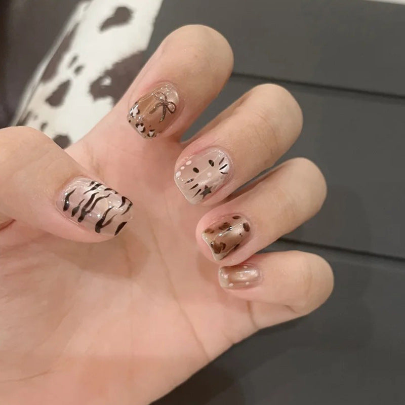 Verspieltes Tierdruck Press-On Nagelset Karnz