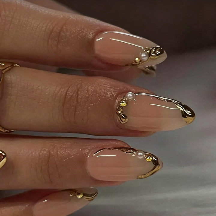 Elegante gold-dekorierte Acryl-Nagelkunst-Verzierungen Karnz