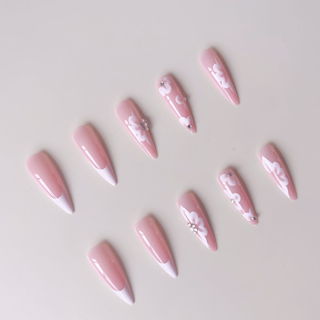 Elegantes Kunstnagelset mit floralem Design und Glitzerakzenten Karnz