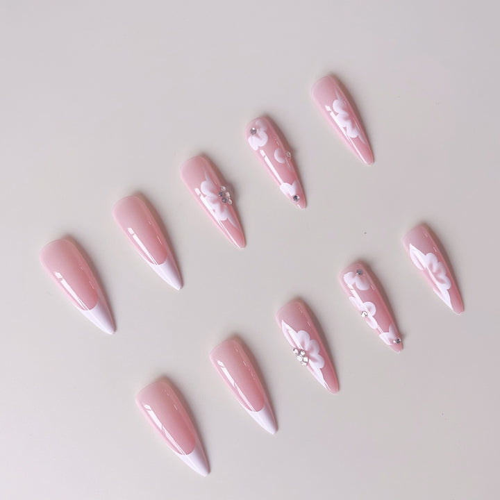 Elegantes Kunstnagelset mit floralem Design und Glitzerakzenten Karnz