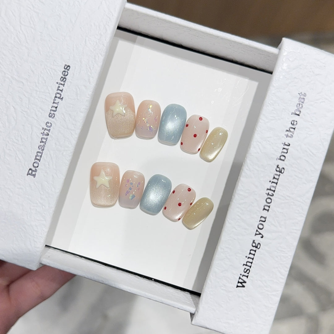 Kunstnägel mit Romantischen Designs und Funkelnden Akzenten Karnz