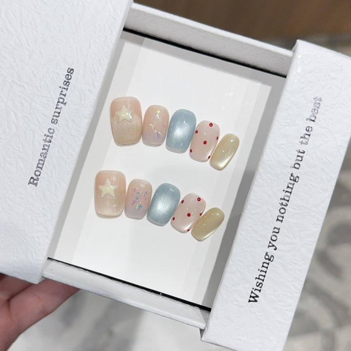 Kunstnägel mit Romantischen Designs und Funkelnden Akzenten Karnz