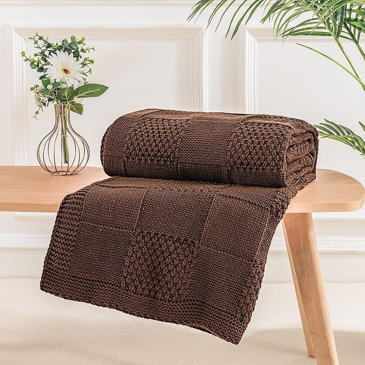 Strukturierte Strickwurfdecke