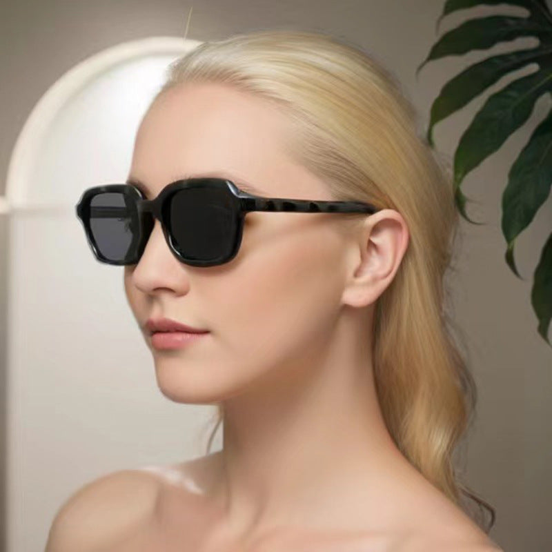 Damen stylische Sonnenbrille mit markantem Design Karnz