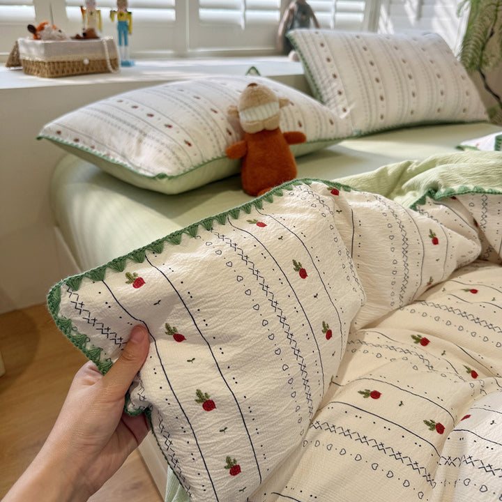 Gepatchtes Blumenstreifen-Bettüberwurf-Set mit handgehäkeltem Rand