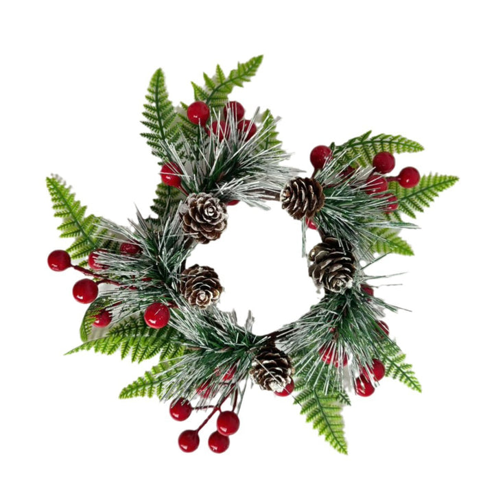 Weihnachtskranz mit Tannenzapfen und roten Beeren