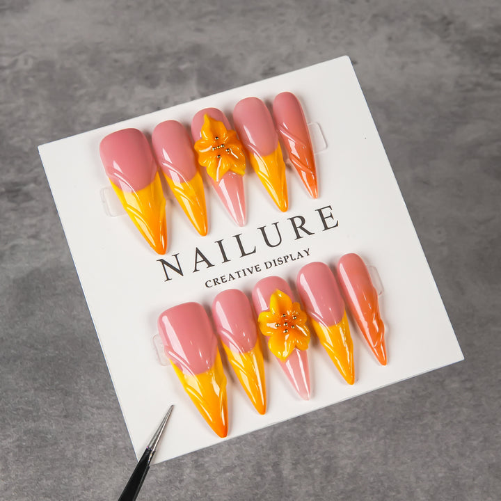 Künstlerisches Stiletto Press-On Nagelset mit Blumenakzenten