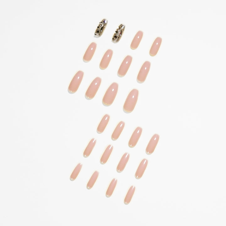 Kunstvolle Nailart mit Glitzerakzenten Karnz