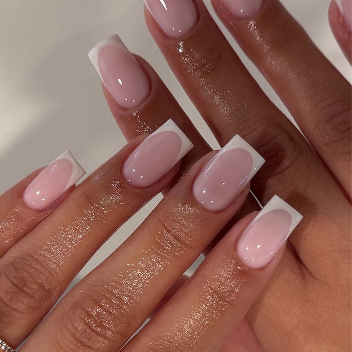 Künstliche Nagelverlängerungen mit modernem French-Tip Karnz